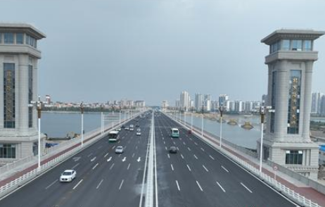 北京路沂河橋全線通車，曾用560個液壓千斤頂同步頂升老橋